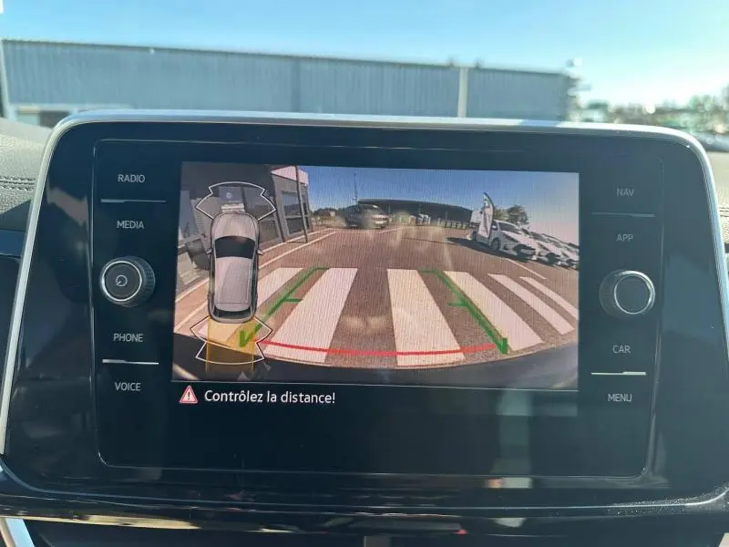 Écran tactile du Volkswagen T-Roc 2025 affichant la caméra de recul avec guidage dynamique en vue arrière.
