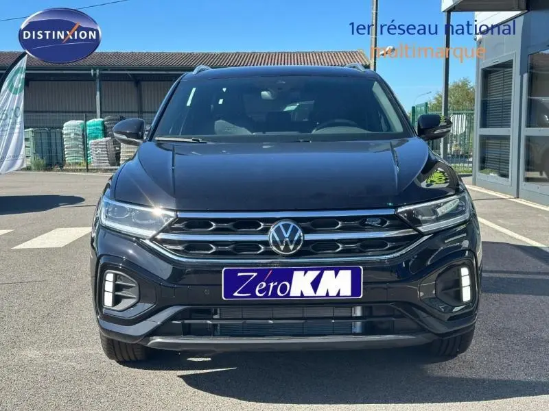 Volkswagen T-Roc noir intense nacré vu de face, mettant en valeur sa calandre et ses feux LED distinctifs.