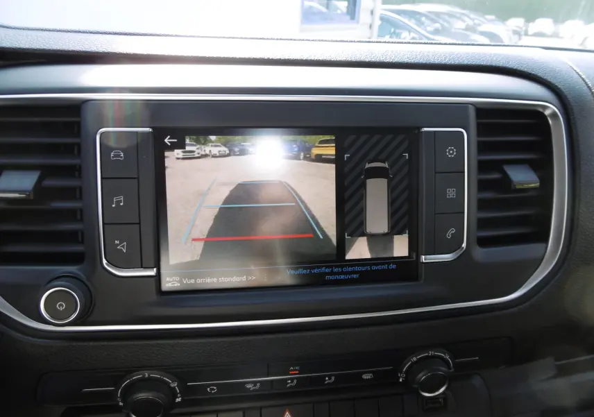 Écran tactile intérieur du Peugeot Expert Long 2023 montrant la caméra de recul et l'affichage des capteurs d'aide au stationnement.