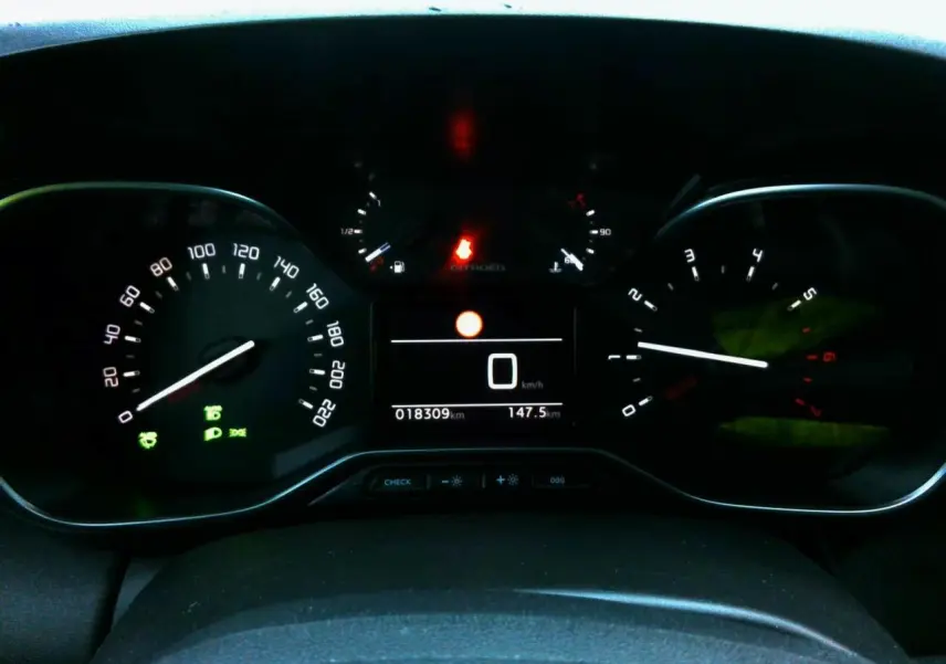 Vue rapprochée du tableau de bord numérique du Citroën C3 Aircross 2024, affichage vitesse et compte-tours éclairés.