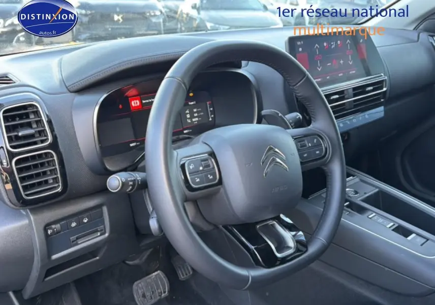 Vue intérieure centrée sur le volant multifonction et tableau de bord numérique du Citroën C5 Aircross 2025.