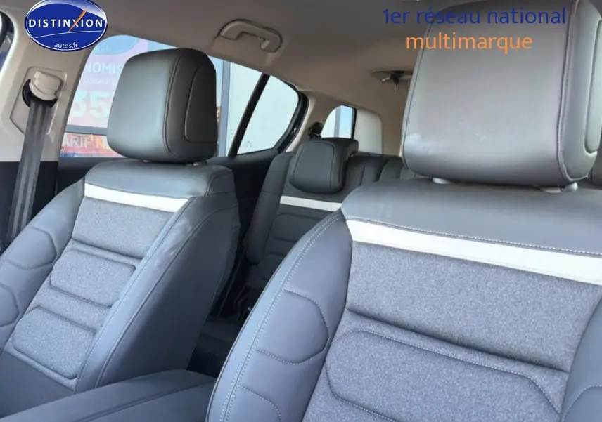 Vue intérieure rapprochée des sièges avant en cuir gris et tissu du Citroën C5 Aircross 2025.