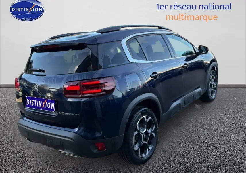 Vue 3/4 arrière droite d'un Citroën C5 Aircross bleu eclipse avec jantes alu et vitres teintées.