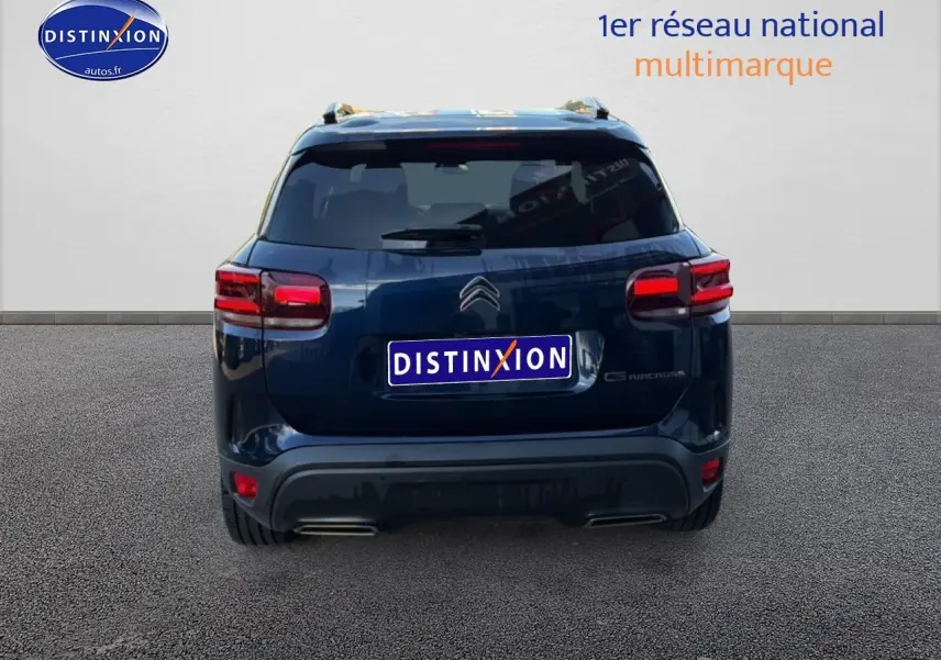 Vue arrière du Citroën C5 Aircross bleu eclipse avec feux arrière LED et double sortie d'échappement visible.