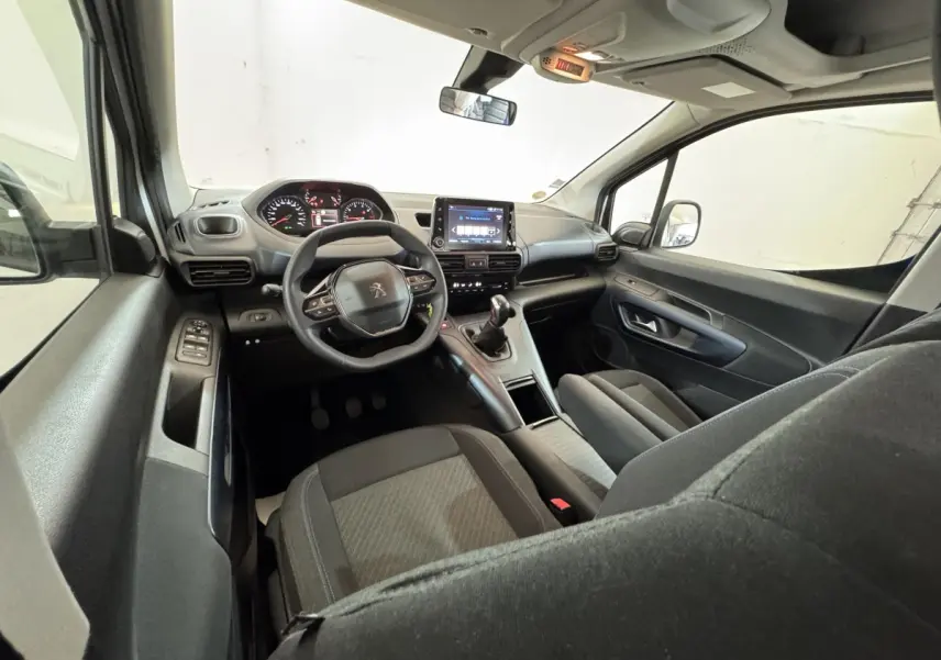 Vue intérieure côté conducteur du Peugeot Rifter 2019, tableau de bord avec écran tactile et volant multifonctions noir.