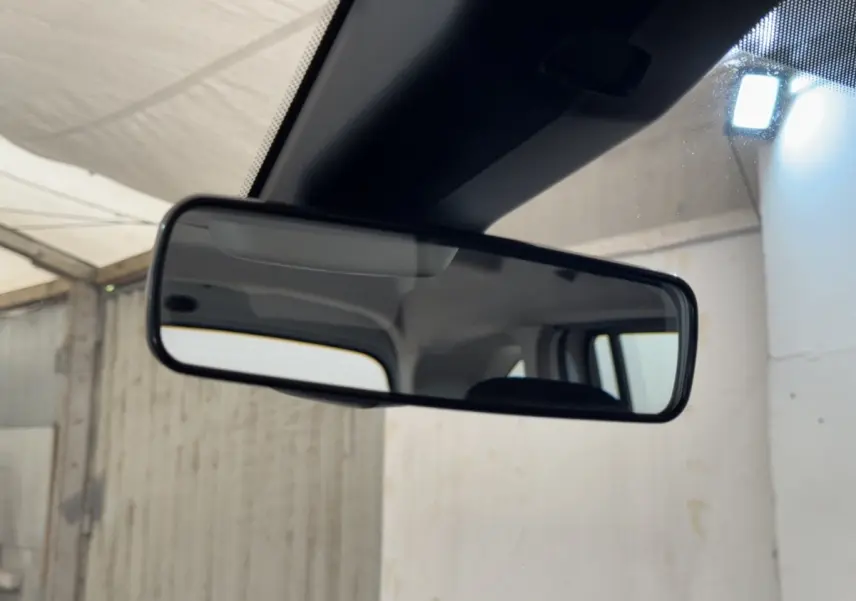 Rétroviseur intérieur du Peugeot Rifter BlueHDi 100 Allure 2019, vue rapprochée du miroir et plafond clair.