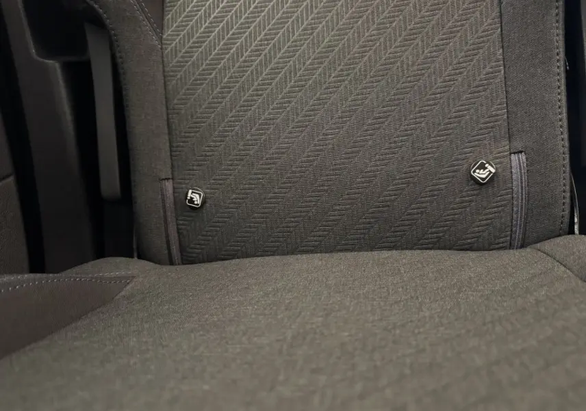 Gros plan sur la banquette arrière grise du Peugeot Rifter 2019 avec logos Isofix visibles sur le dossier.