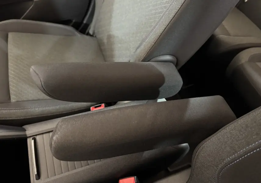 Gros plan sur les accoudoirs avant en tissu gris foncé du Peugeot Rifter BlueHDi 100 Allure 2019.