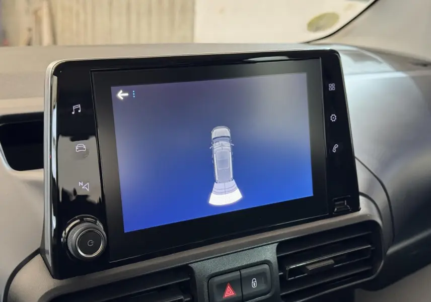 Écran tactile central affichant la détection de proximité arrière dans l’habitacle du Peugeot Rifter 2019 blanc.