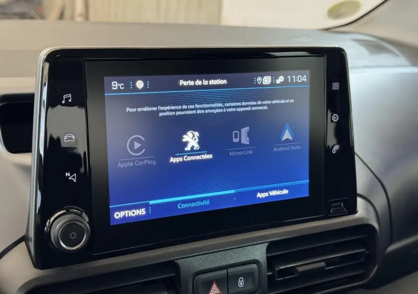 Écran tactile central du tableau de bord du Peugeot Rifter blanc, affichant les options de connectivité mobile.