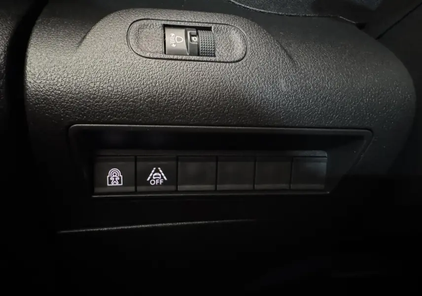 Détail du tableau de bord noir du Peugeot Rifter BlueHDi 100 Allure 2019 montrant les boutons d'aide à la conduite.