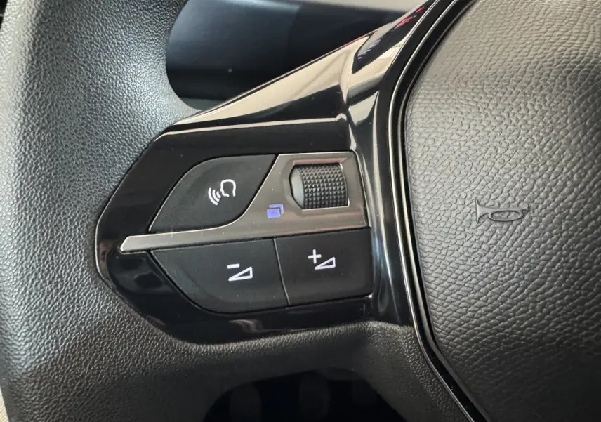 Gros plan sur les commandes de volume et téléphone du volant noir du Peugeot Rifter BlueHDi 100 Allure 2019.