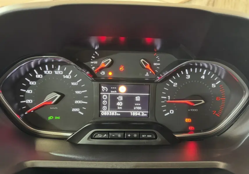 Tableau de bord du Peugeot Rifter blanc 2019 montrant compteur vitesse, compte-tours et affichage digital central.