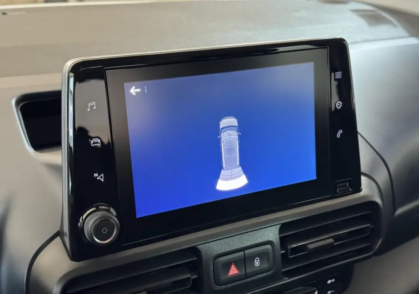 Écran tactile central du tableau de bord du Peugeot Rifter BlueHDi 100 Allure, affichant l'aide au stationnement.