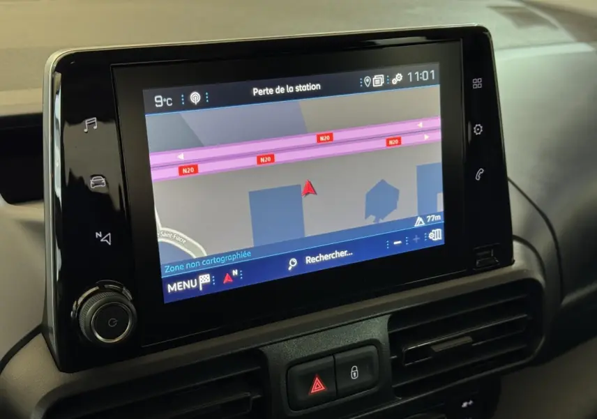 Écran tactile central du tableau de bord du Peugeot Rifter 2019 affichant la navigation GPS en intérieur.