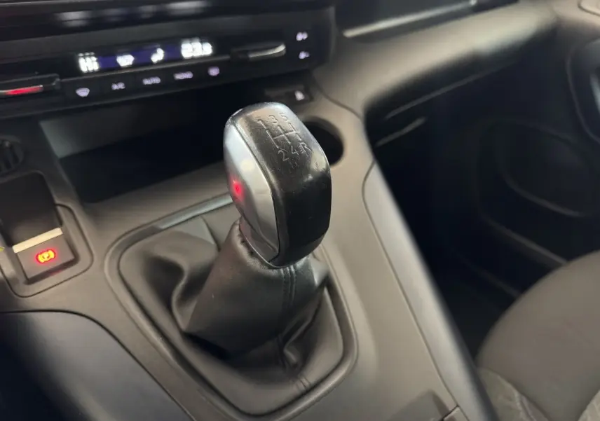 Le levier de vitesses manuel noir du Peugeot Rifter BlueHDi 100 Allure 2019, vue rapprochée de l'habitacle.