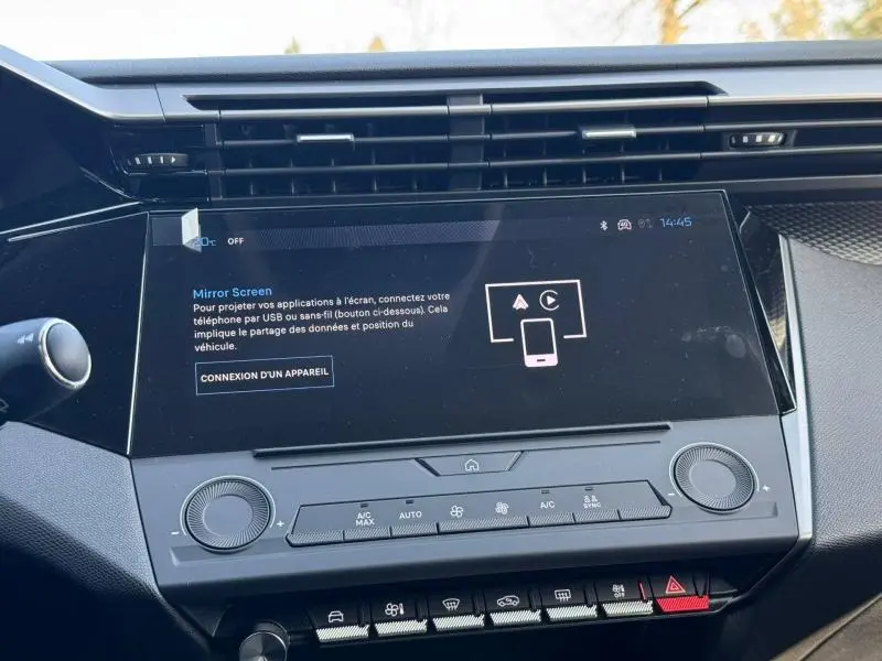 Vue rapprochée de l’écran tactile central et de la console de la Peugeot 308 blanche, affichant la fonction Mirror Screen.