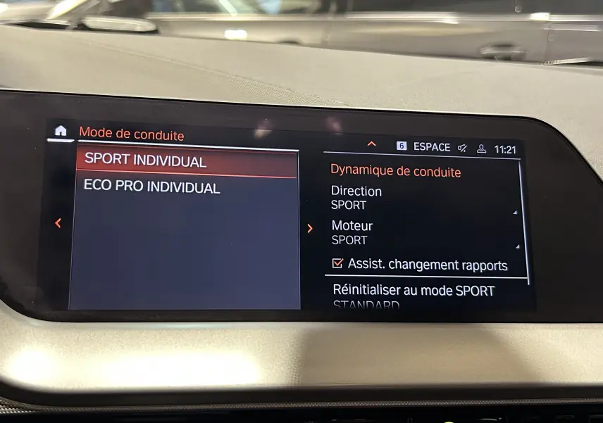 Écran central de la BMW Série 1 16d 2023 affichant les modes de conduite Sport Individual et Eco Pro Individual.