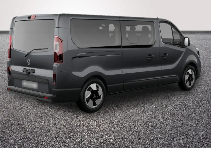 Renault Trafic Fourgon gris foncé vu en 3/4 arrière droit, avec vitres latérales et jantes modernes.