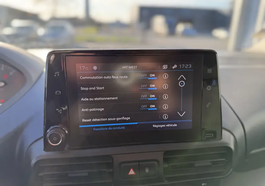 Écran tactile central du Peugeot Rifter gris platinium 2020, affichant les réglages d’aides à la conduite.