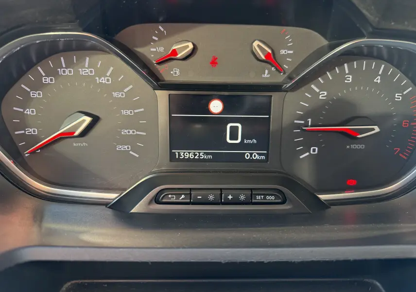 Vue rapprochée du tableau de bord du Peugeot Rifter 2020, affichant le compteur de vitesse et le compte-tours.