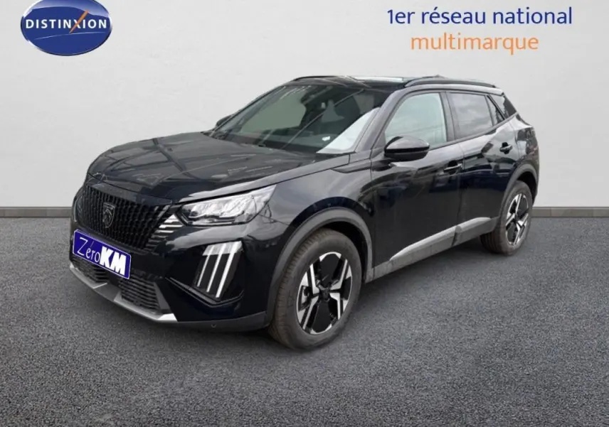 Peugeot 2008 noir en 3/4 avant droit, avec jantes aluminium et feux diurnes LED distinctifs.