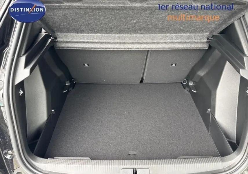 Coffre ouvert du Peugeot 2008 noir, vue intérieure montrant l'espace de rangement et la finition du hayon.