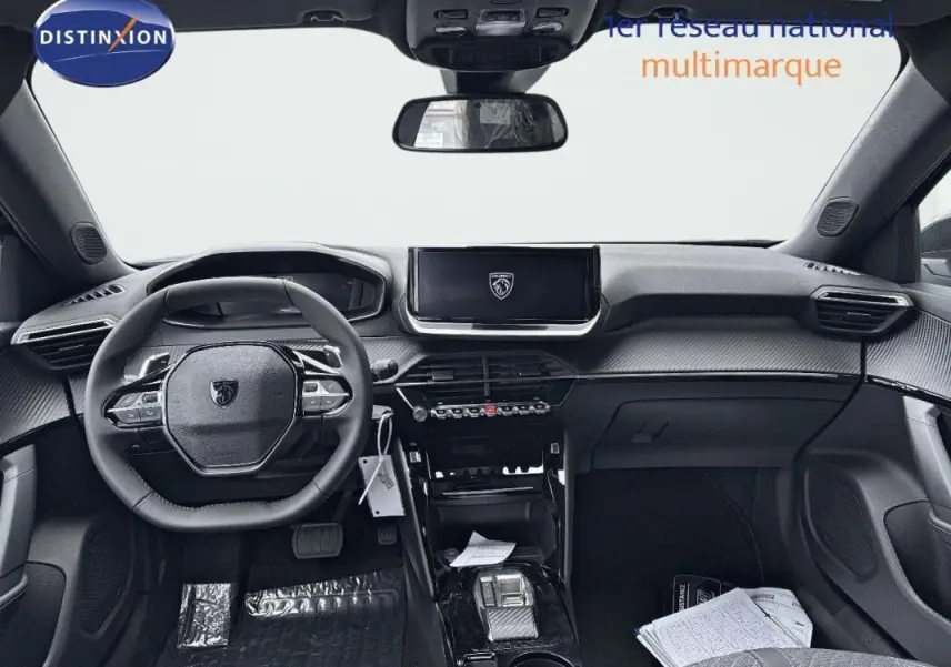 Intérieur noir du Peugeot 2008 2025, vue de face sur le tableau de bord avec écran tactile et volant cuir compact.