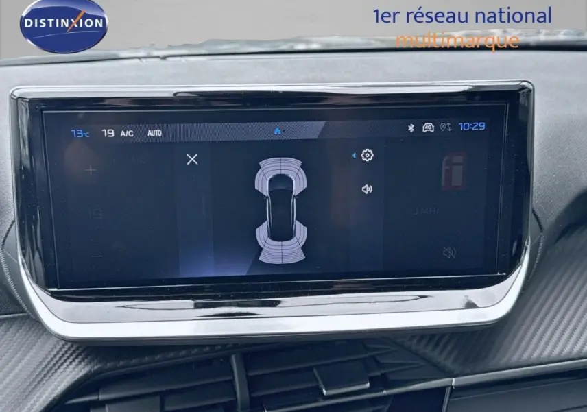 Écran tactile central du Peugeot 2008 noir 2025 montrant l'interface de détection des obstacles en vue de dessus.