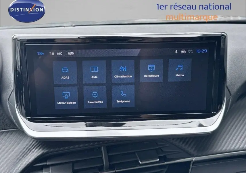 Écran tactile central du tableau de bord du Peugeot 2008 noir, affichant les options de climatisation et médias.