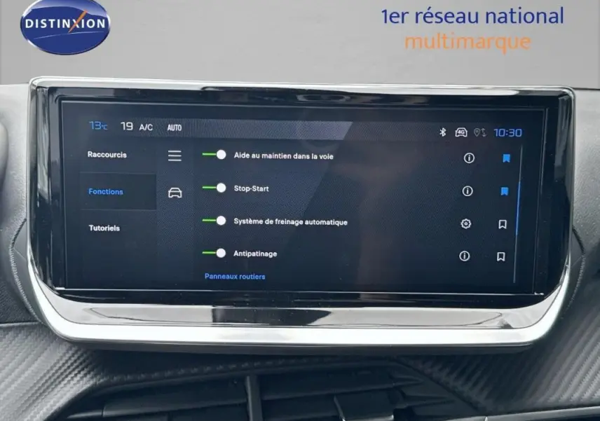 Écran tactile intérieur du Peugeot 2008 noir, affichant les aides à la conduite et fonctions de sécurité.