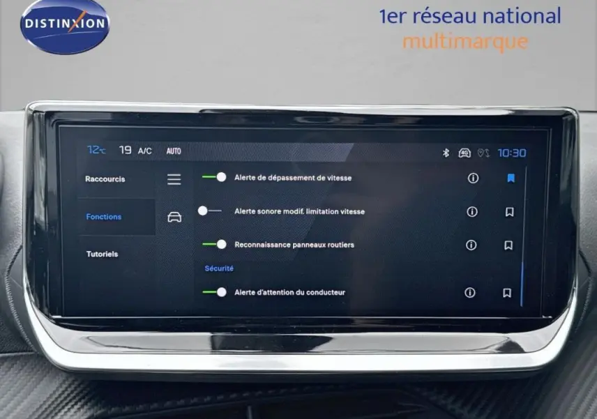 Écran tactile central affichant les réglages d'alerte de vitesse et sécurité dans un Peugeot 2008 noir.