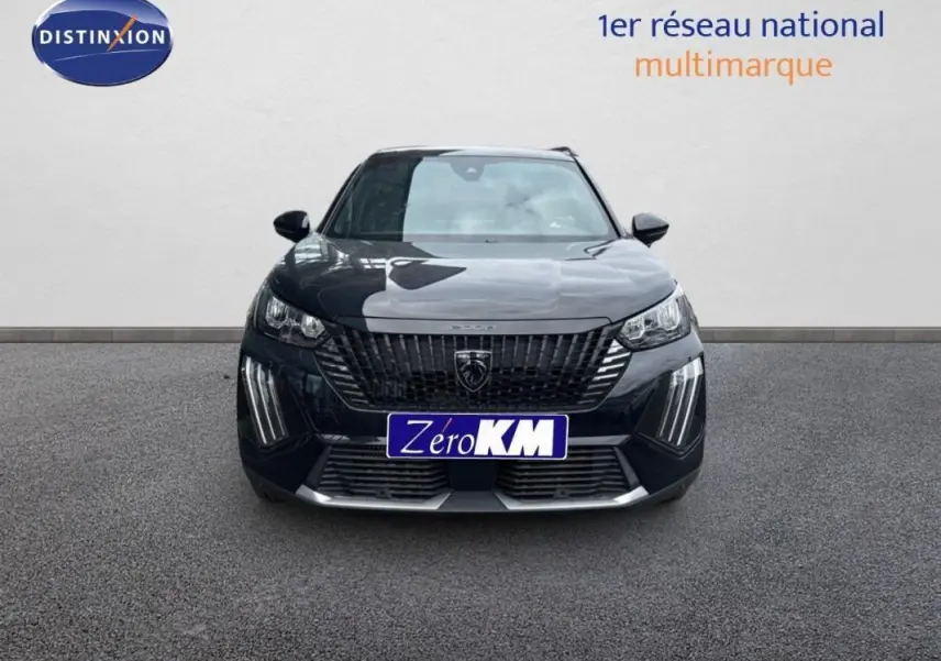Vue avant d'un Peugeot 2008 noir 2025 avec calandre distinctive et feux diurnes LED verticaux.