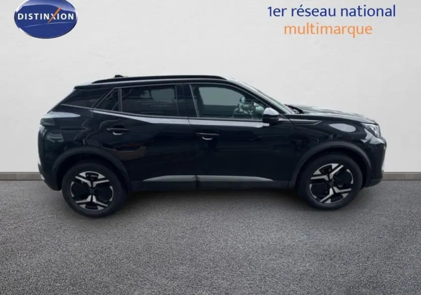 Profil côté gauche d'un Peugeot 2008 noir 2025 avec jantes aluminium et rétroviseurs électriques rabattables.