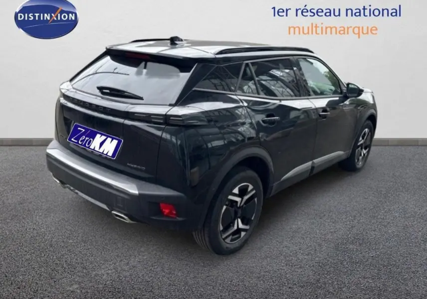 Vue 3/4 arrière droite d'un Peugeot 2008 noir 2025 avec jantes aluminium et vitres teintées.