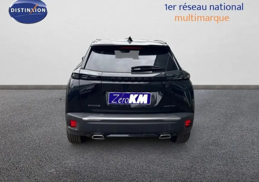Vue arrière d’un Peugeot 2008 noir hybride 2025 avec feux LED et double sortie d’échappement chromée.
