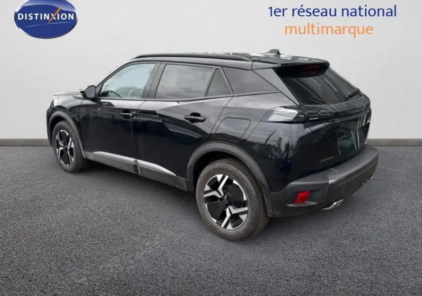 Peugeot 2008 noir vue 3/4 arrière côté gauche, avec jantes aluminium et feux arrière distinctifs.