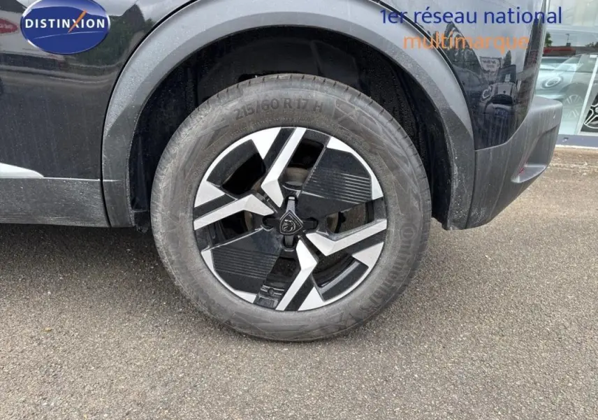 Gros plan sur la roue avant droite du Peugeot 2008 noir 2025 avec jante aluminium au design moderne.
