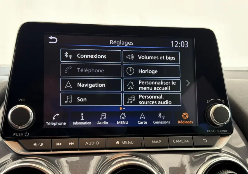 Écran tactile central du tableau de bord du Nissan Juke 2023 affichant le menu Réglages.