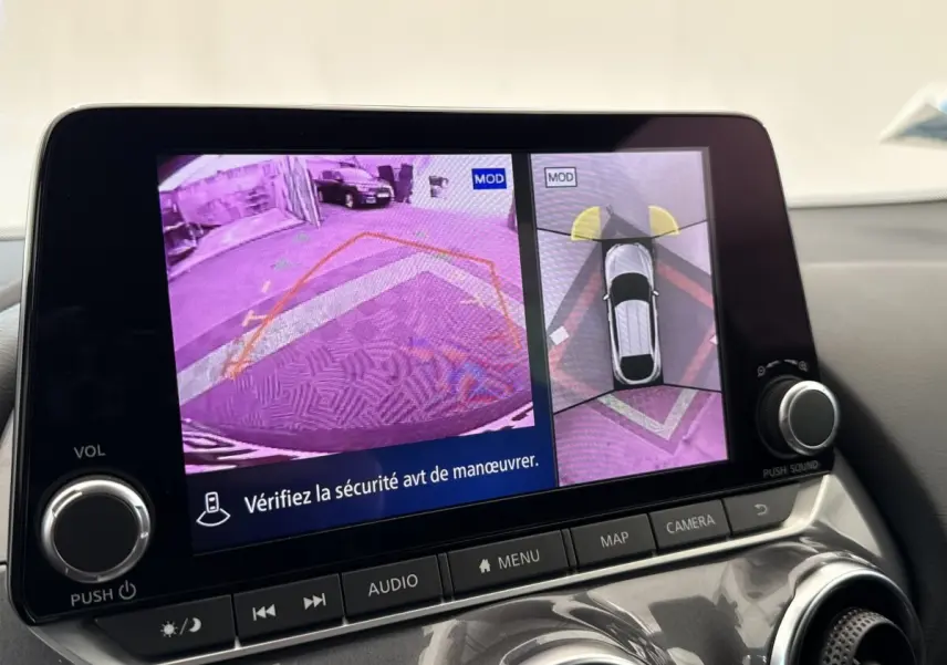 Écran tactile intérieur montrant la caméra de recul et la vue 360° du Nissan Juke gris foncé 2023.