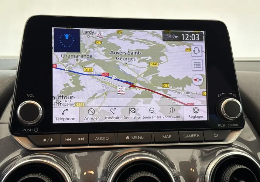 Écran tactile central du Nissan Juke 2023 affichant la navigation 3D avec carte et options de menu visibles.