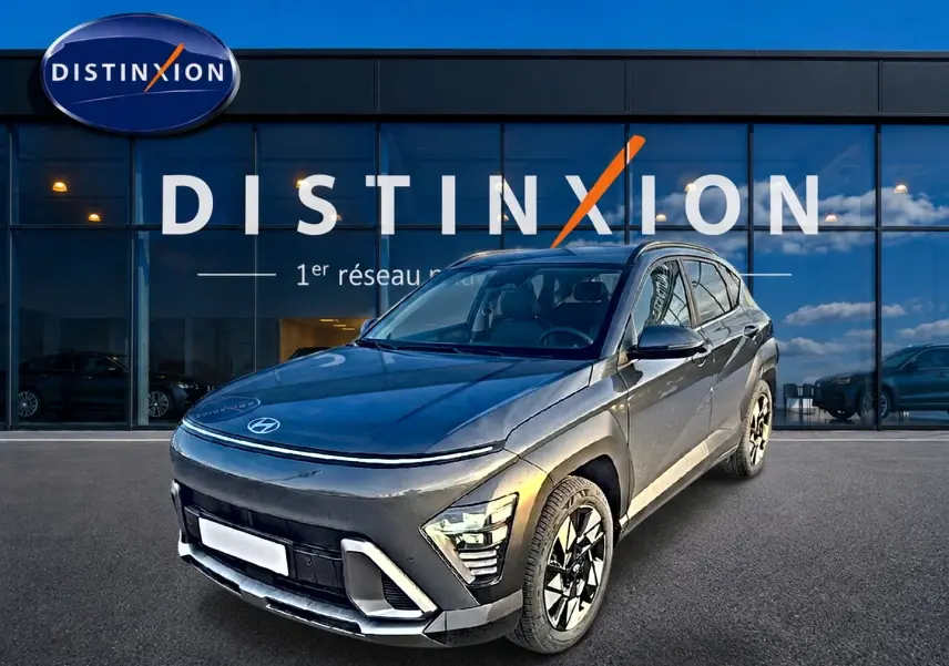 Hyundai Kona 2025 gris ecotronic en 3/4 avant droit, avec jantes alliage et feux LED distinctifs.