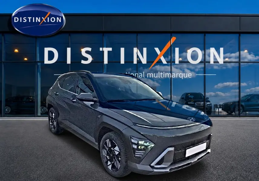 Hyundai Kona 2025 gris ecotronic en 3/4 avant droit, avec jantes alliage et feux LED distinctifs.