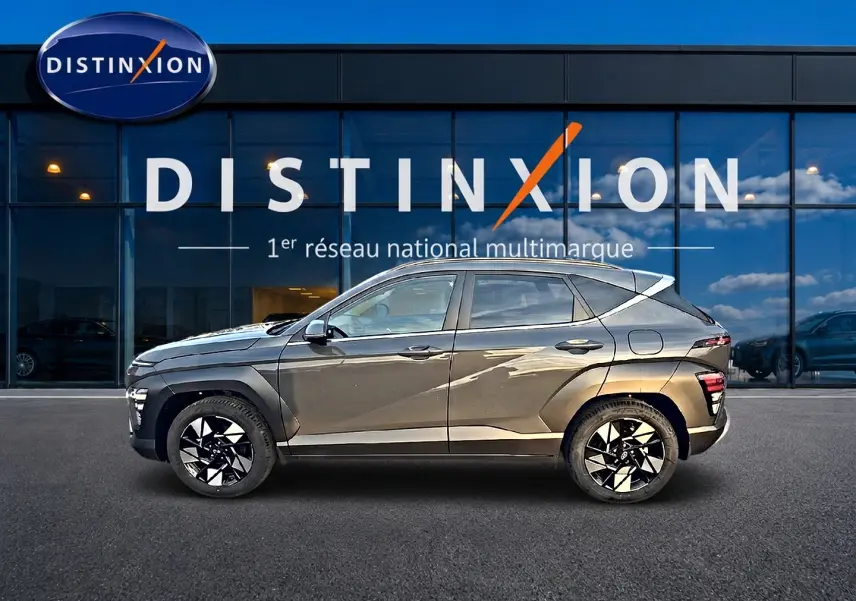 Profil droit d’un Hyundai Kona gris ecotronic 2025 avec jantes alliage noires et détails anguleux marqués.