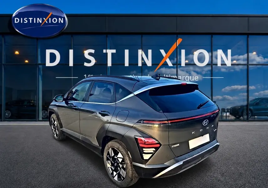 Vue 3/4 arrière droite du Hyundai Kona gris ecotronic avec feux arrière LED et jantes alliage 18 pouces.