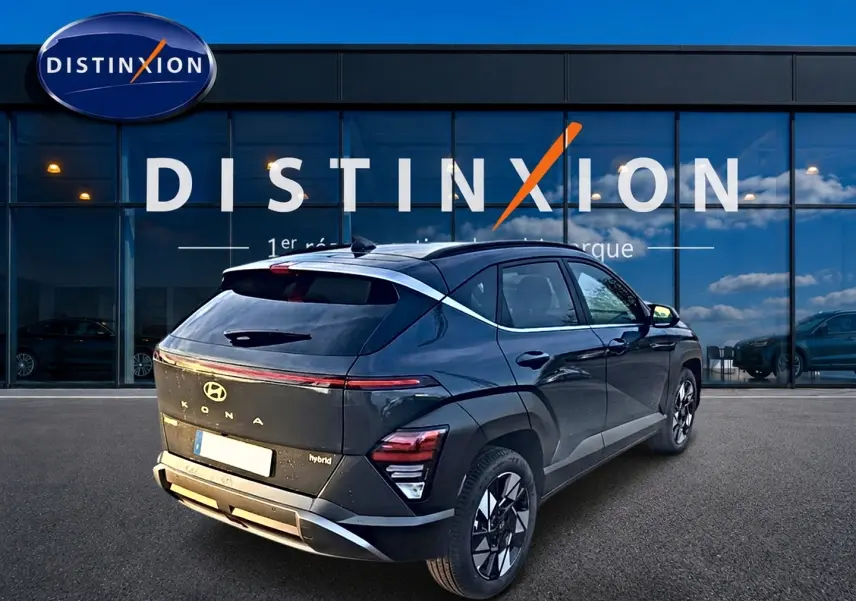 Vue 3/4 arrière droite d'un Hyundai Kona 2025 gris ecotronic avec feux arrière LED et antenne aileron de requin.