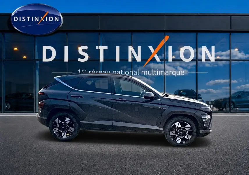 Vue latérale droite du Hyundai Kona 2025 gris ecotronic avec jantes alliage noires et détails modernes.