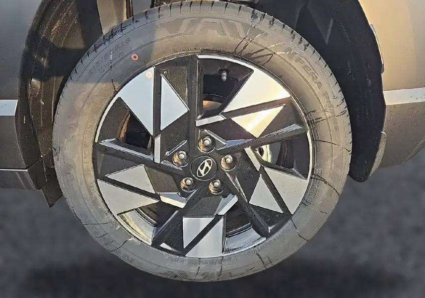 Gros plan sur la jante alliage 18 pouces noire et argentée du Hyundai Kona gris Ecotronic, vue latérale côté gauche.