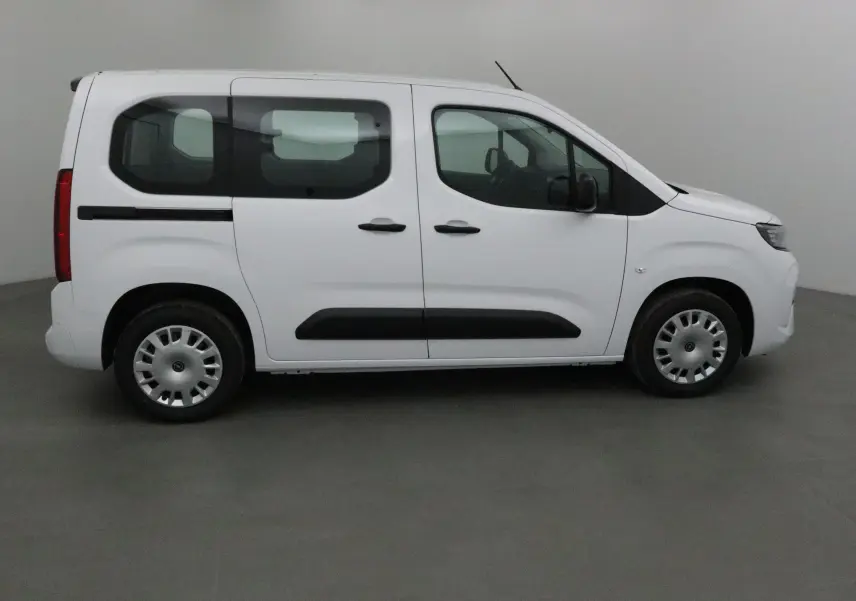 Profil côté gauche d'un Opel Combo Life blanc avec portes coulissantes et vitres arrière teintées dans un studio.