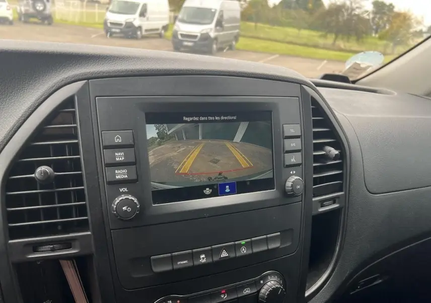 Vue rapprochée de l’écran central du tableau de bord du Mercedes Vito Fourgon blanc, affichant la caméra de recul.